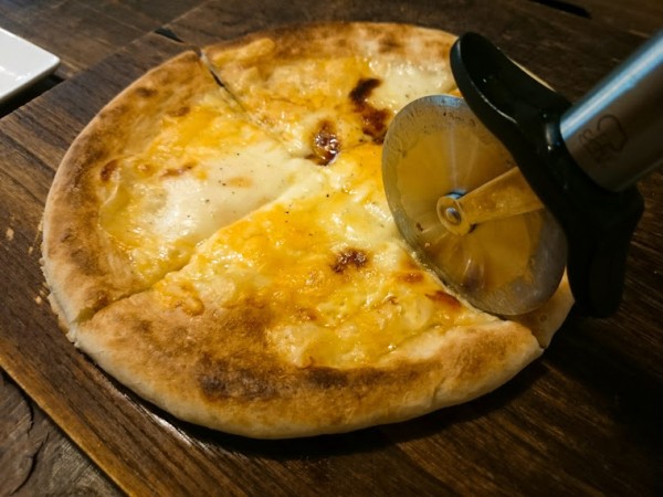 大人気5種のチーズピザ　Mサイズ　750円